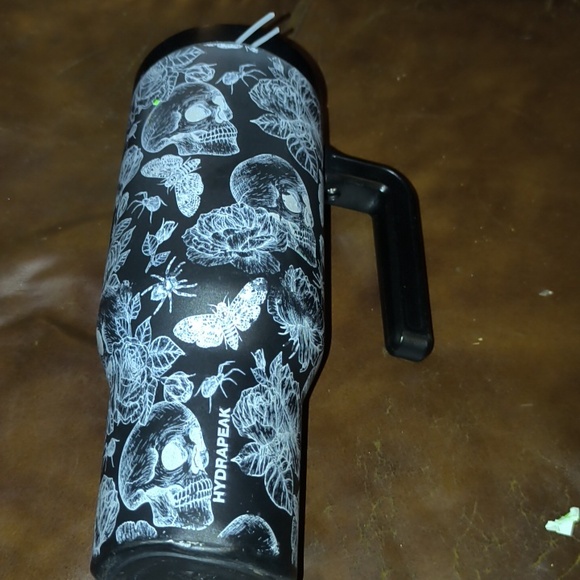 HYDRAPEAK SKULL  TUMBLER ( MISSING STRAW) - Picture 1 of 4